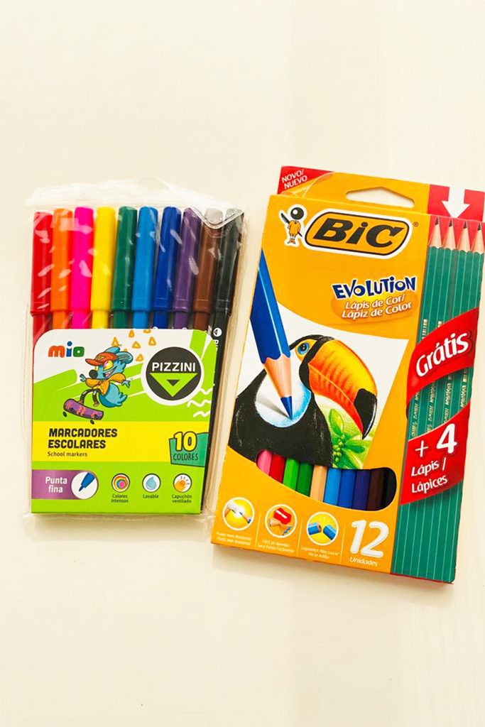 lápices y fibras de colores